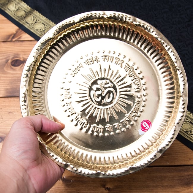 【祭壇用】オーンの礼拝皿　【直径：約21.8cm】 6 - 手に取るとこれくらいの大きさです。