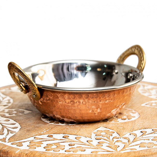 槌目銅装飾仕上げのステンレスカダイ 直径：約13.5cm 高さ：4cmの写真1枚目です。インド独特の鍋・食器です。カダイ,インド 鍋,装飾　食器,銅 食器