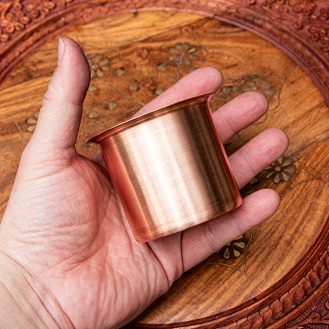 【祭壇用】銅製カップ　【直径：約7cm】 4 - サイズ比較のために手に乗せてみました