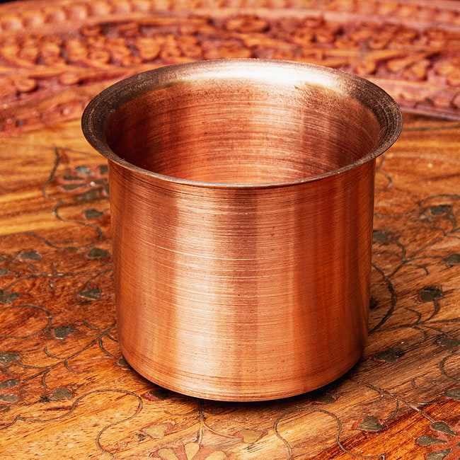 【祭壇用】銅製カップ　【直径：約7cm】の写真1枚目です。銅製のスプーンと一緒に撮影しました。スプーンは別売となります礼拝,祭壇,コップ