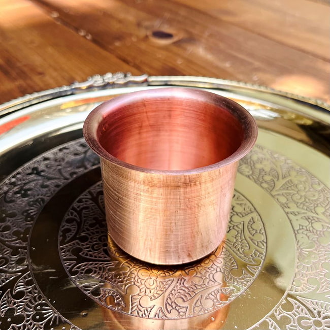 【祭壇用】銅製カップ　【直径：約5cm】の写真1枚目です。銅製のスプーンと一緒に撮影しました。スプーンは別売となります礼拝,祭壇,コップ