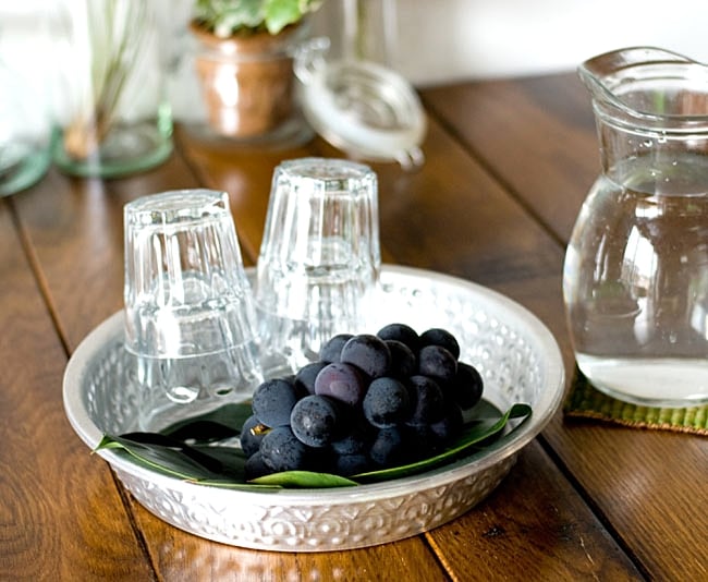 バリのアルミ飾り皿【直径:約26cm】 4 - 果物籠としてお使い頂いても楽しいですね（類似商品の使用例となります）