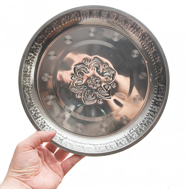 バリのアルミ飾り皿【直径:約26cm】 7 - 手で持つとこれくらいの大きさです。とても軽いので、複数枚重ねても持ち運びがとても楽です！