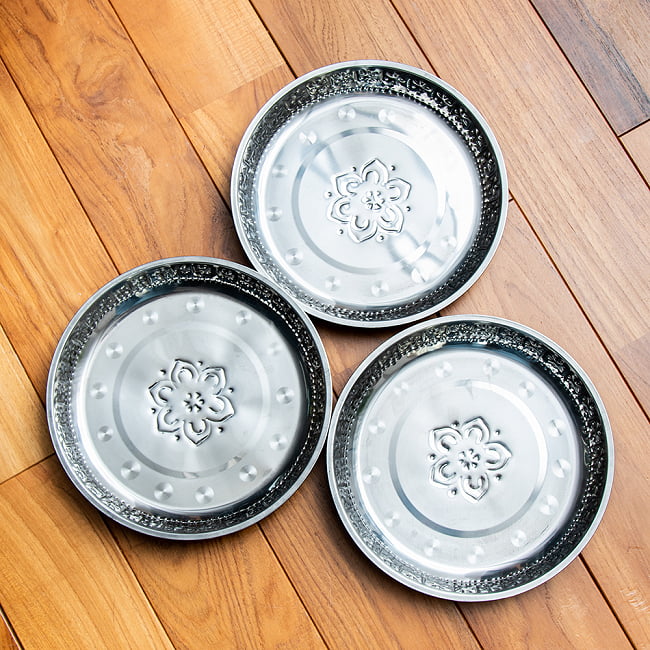 バリのアルミ飾り皿【直径:約26cm】 8 - 刻印の入り方などに若干個体差があります。