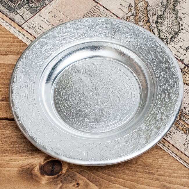インド伝統唐草エンボスのアルミ皿【直径：16cm】 2 - 拡大写真です