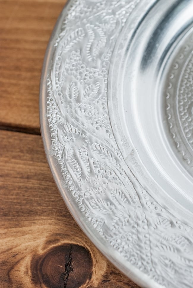 インド伝統唐草エンボスのアルミ皿【直径：16cm】 4 - 模様がインドらしいですね