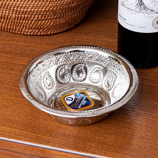 ペイズリーエンボスのアルミ皿【直径：約14.3cm】の写真1枚目です。ペイズリー模様を施したアルミの食器です！インド伝統唐草エンボス,飾りつき 皿,アルミ ボウル,ボウル,食器,カトラリー