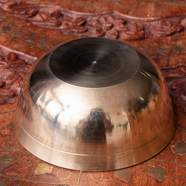 インドの礼拝用 ブラスボウル[約7cm] 5 - 底面の写真です