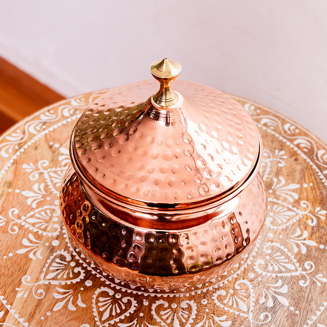 【蓋付き】高級ハンディカダイ - インドの鍋〔直径15.5cm　約1200ml〕 4 - 持ち手部分もブラスでかわいく装飾されています