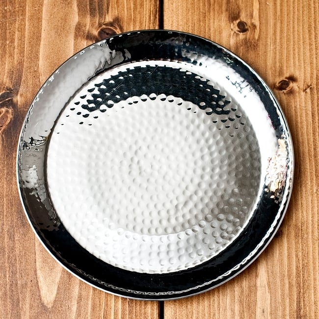 槌目仕上げのラウンドターリー[約17.5cm]の写真1枚目です。シンプルだけど存在感のある、美しい槌目が特徴ですターリープレート,槌目,丸皿,カレー 皿,カレー 大皿,ターリー,インドカレー