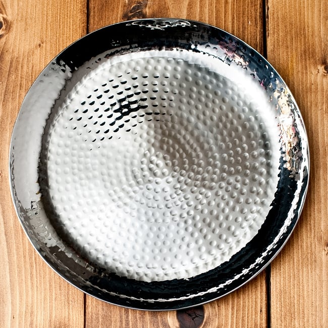 槌目仕上げのラウンドターリー[約22.5cm]の写真1枚目です。シンプルだけど存在感のある、美しい槌目が特徴ですターリープレート,槌目,丸皿,カレー 皿,カレー 大皿,ターリー,インドカレー