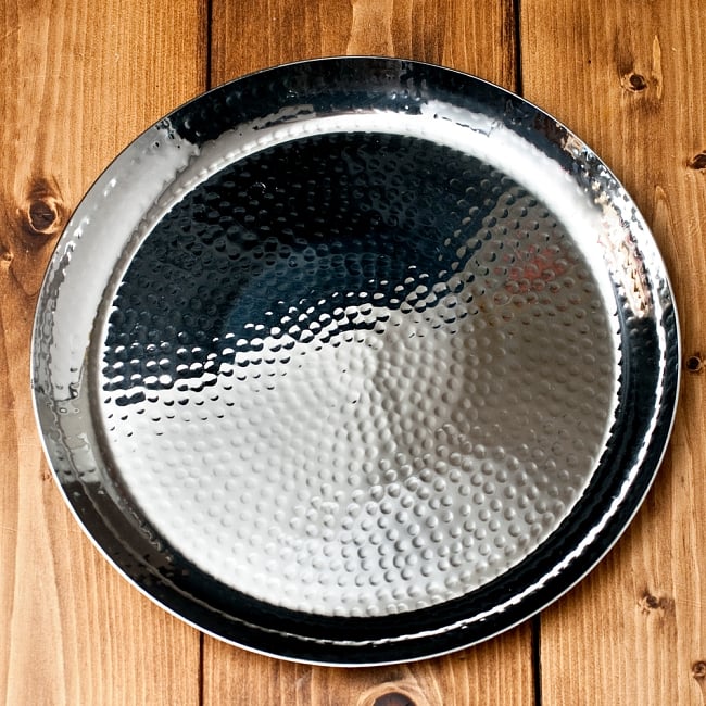 槌目仕上げのラウンドターリー[約27cm]の写真1枚目です。シンプルだけど存在感のある、美しい槌目が特徴ですターリープレート,槌目,丸皿,カレー 皿,カレー 大皿,ターリー,インドカレー