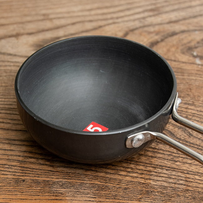 ミニタルカパン - 黒 ノンスティック【約24cm】インド料理でスパイスをテンパリングする調理器具 6 - このくらいのサイズ感です
