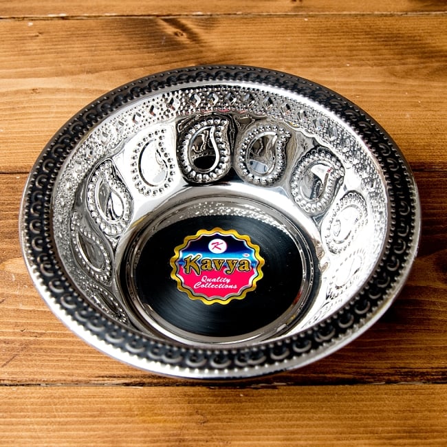 ペイズリーエンボスのアルミ皿 ボウル【直径：19.5cm】 2 - きらびやかな紋様が美しいですね。