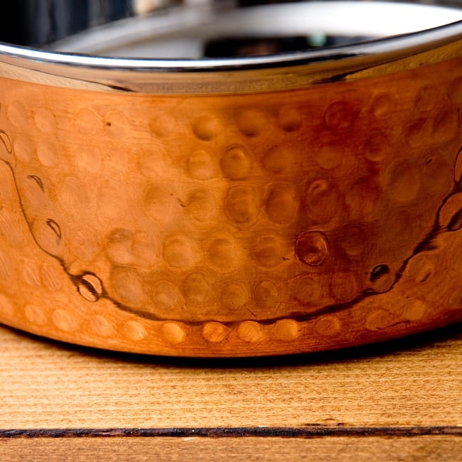 槌目付き 銅装飾のロイヤルソースパン　サービング用の鍋・フライパンとしても大活躍（15.5cm×6.5cm） 5 - 丁寧に打ち込まれた槌目