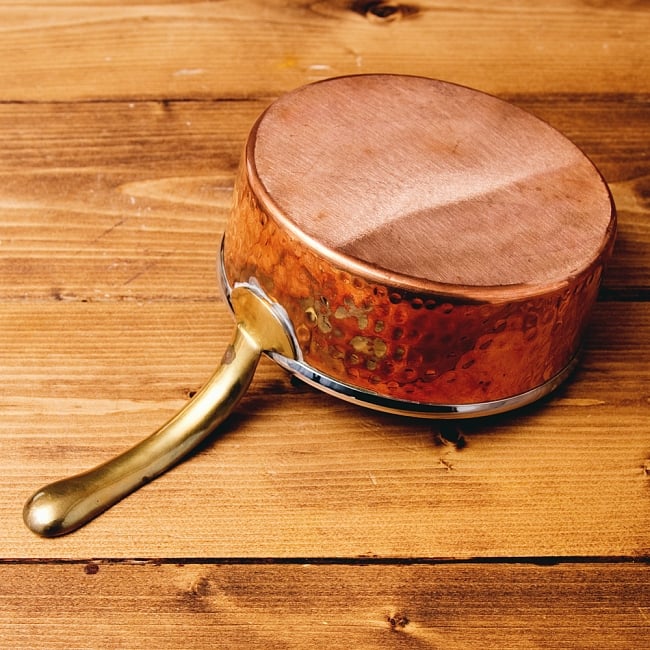 槌目付き 銅装飾のロイヤルソースパン　サービング用の鍋・フライパンとしても大活躍（15.5cm×6.5cm） 7 - 銅はアーユルヴェーダにおいて重視されており、また熱伝導率が優れているとされています。