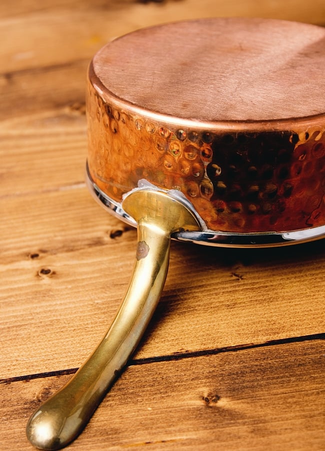 槌目付き 銅装飾のロイヤルソースパン　サービング用の鍋・フライパンとしても大活躍（15.5cm×6.5cm） 9 - 取っ手の付け根部分の様子です。