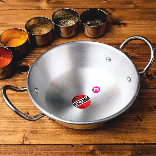 インドの食器＆鍋 アルミニウム カダイ 【直径22cm】の写真1枚目です。大きく厚みがありますがアルミニウム製なので、比較的軽量なカダイです！カダイ,インド 鍋,装飾　食器,食器,鍋,調理器具,インド料理