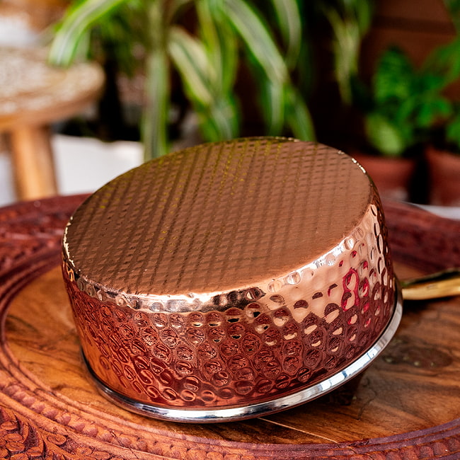 槌目付き 銅装飾のロイヤルソースパン　サービング用の鍋・フライパンとしても大活躍〔直径：約13.5cm 高さ：約5.5cm 約650ml 〕 6 - 丁寧に打ち込まれた槌目