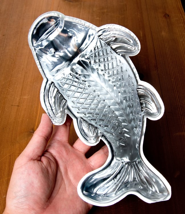 縁起の良い鯉 魚の形をしたアルミニウム製 お菓子の型 - 26cm 8 - このくらいのサイズ感になります
