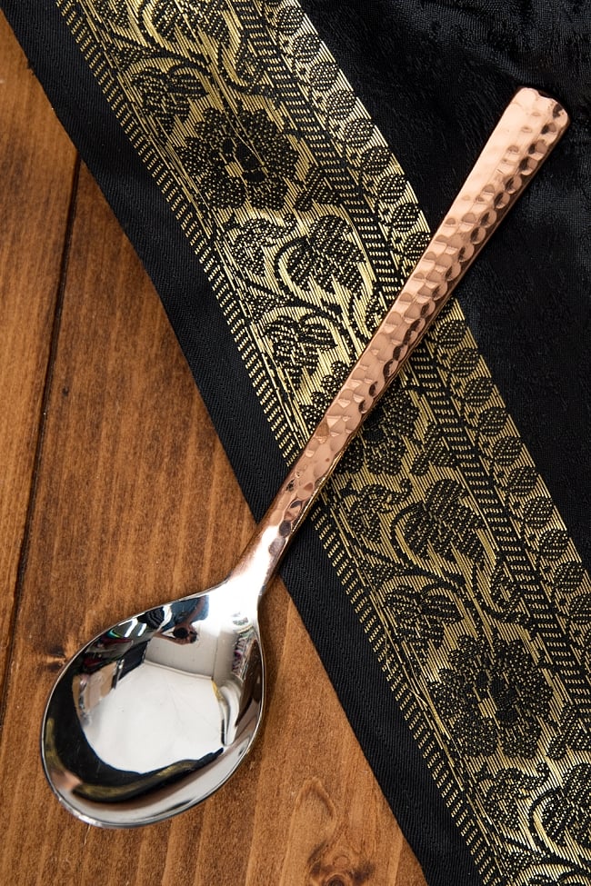 銅装飾槌目仕上げ カレースプーンの写真1枚目です。洗練されたテーブルスプーンです。スプーン,サーバースプーン,銅装飾,槌目,カッパー,取り分けスプーン