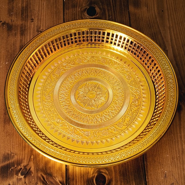 タイのお供え入れ 飾り皿 ゴールドとシルバー〔約31.5cm〕の写真1枚目です。【選択：A】ゴールドの写真です。タイのお供え用のお皿です。飾り皿,果物,食器,タイ,ブッダ,カトラリー,お皿
