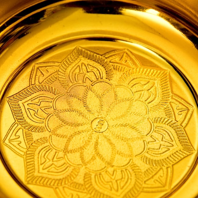 タイのお供え入れ 飾り器 ゴールドとシルバー〔高さ:約16cm 直径:約18cm〕 5 - 綺麗な模様が入っています