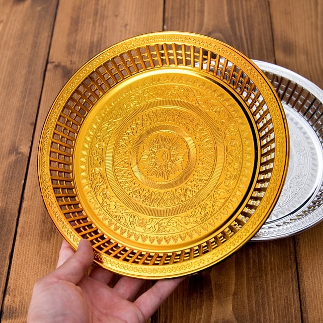 タイのお供え入れ 飾り皿 ゴールドとシルバー〔約23.5cm〕 8 - このくらいのサイズ感になります