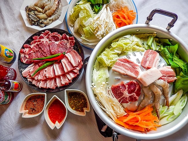  [35cm]ムーガタ - タイの焼き肉しゃぶしゃぶ鍋 2 - たっぷりの野菜とお肉、海鮮などとお楽しみください。