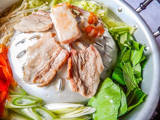  [35cm]ムーガタ - タイの焼き肉しゃぶしゃぶ鍋 3 - ヘリの部分に張ったスープが肉汁と合わさって旨さ倍増！