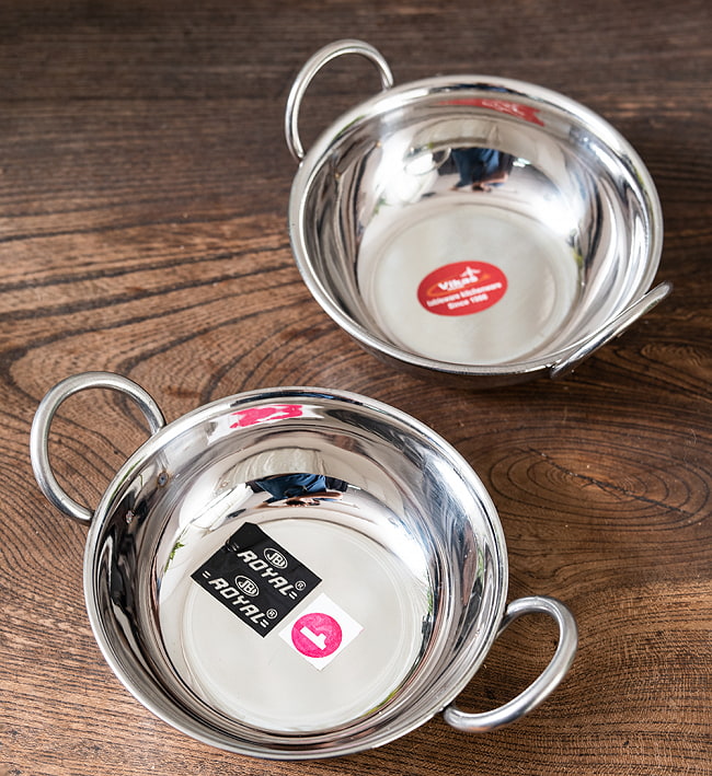 槌目装飾仕上げのステンレスカダイ サービングパン　食器・お皿（直径：約13cm） 10 - デザイン１は２に比べて持ちて部分がやや広がりがあります。鍋の部分の大きさはほぼ同じです。