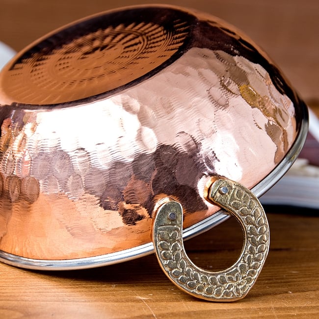 槌目銅装飾仕上げのステンレスカダイ[装飾持ち手付]サービングパン　食器・お皿〔約18cm〕 4 - 持ち手のところはブラスで装飾されています。
