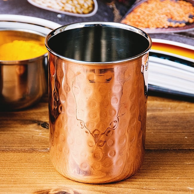インドの鎚目付き銅装飾コップ【高さ：9.7cm×直径：7.5cm 約300ml】の写真1枚目です。内側はステンレス、外側は銅の鎚目が付いたコップです。とても高級感があります。
チャイカップ,ステンレス,チャイ,コップ,食器,槌目