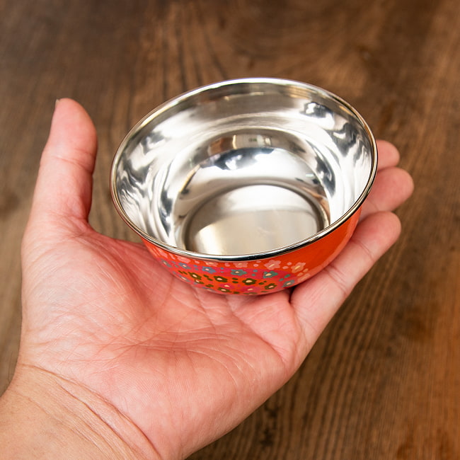 手描きカシミールペイントのカトリ・カレー小皿[直径：10cm x 高さ：4cm ] - オレンジペイズリー 5 - これくらいのサイズ感です。