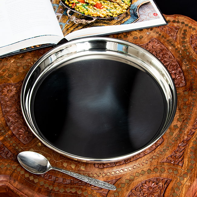 カレー大皿 [28cm]-重ね収納ができるタイプの写真1枚目です。インド料理といえばこれ！ステンレスの丸皿です。ラウンドターリー,丸皿,ターリープレート,カレー 皿,カレー 大皿,ステンレス 食器,ターリーカレー 皿,カレー 小皿,カトリ