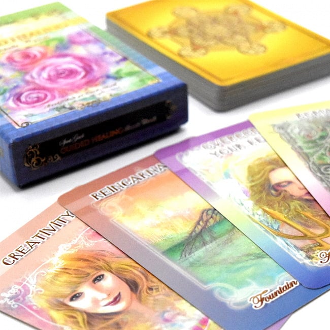 ガイドヒーリングオラクルカード- Guided Healing Oracle Cards 4 - カードの大きさはこのくらい。カードを持っている手は、手の付け根から中指の先までで約17cmです。