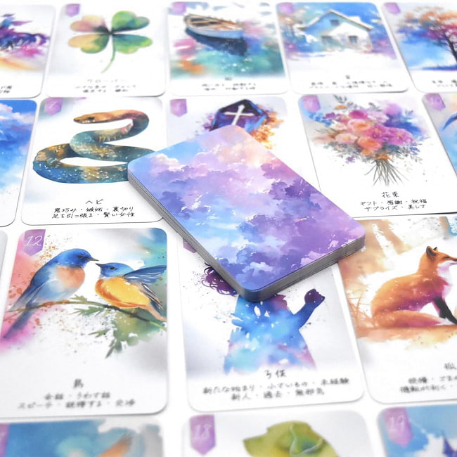 セレスティアル・ウォーターズ・ルノルマン - Celestial Waters Lenormand 4 - カードの大きさはこのくらい。カードを持っている手は、手の付け根から中指の先までで約17cmです。