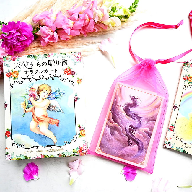 天使からの贈り物オラクルカード - gift from angel oracle card 4 - カードの大きさはこのくらい。カードを持っている手は、手の付け根から中指の先までで約17cmです。