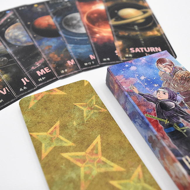 日本の誕生色 12か月オラクル＆七曜占いカード - Japanese Birth Color 12 Months Oracle & Shichiyo Fortune Cards 4 - カードの大きさはこのくらい。カードを持っている手は、手の付け根から中指の先までで約17cmです。