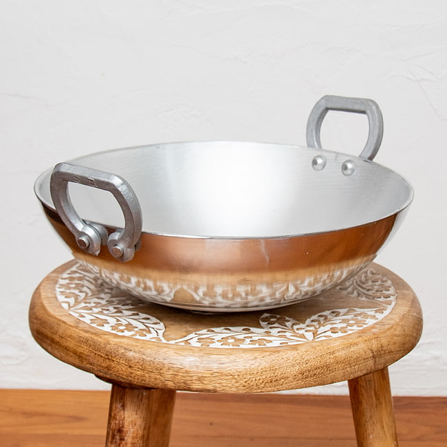 インド鍋 アルミニウム カダイ【直径：約29cm】の写真1枚目です。丸っこい形状が可愛らしいインドの鍋です。こちらは【デザイン：No.1】です。カダイ,テンパリング,カラヒ,タルカ