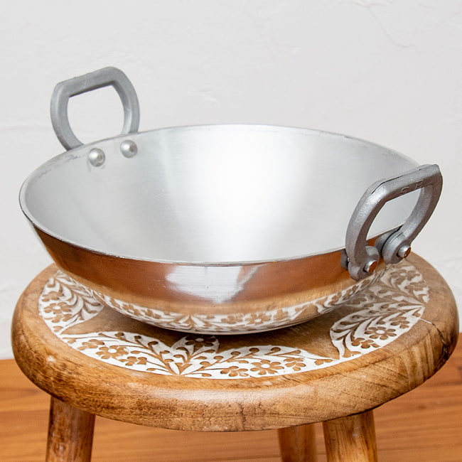 インド鍋 アルミニウム カダイ【直径：約30.5cm】の写真1枚目です。丸っこい形状が可愛らしいインドの鍋です。こちらは【デザイン：No.1】です。カダイ,テンパリング,カラヒ,タルカ