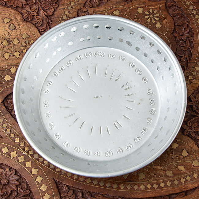 インドの透かし彫り軽量アルミ ミニターリー - 外径：約19.5cmの写真1枚目です。中サイズのミニ皿です。アルミボウル,ボウル,食器,カトラリー,お盆