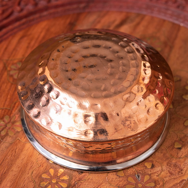 美しい槌目銅装飾仕上げ カダイ（直径：約11cm） 5 - 裏面です。打ち出しのパターンが美しいです。
