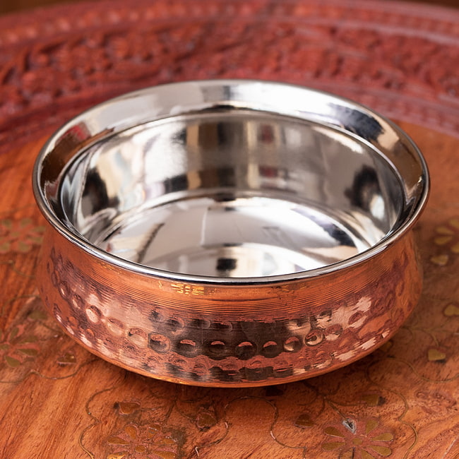 美しい槌目銅装飾仕上げ カダイ（直径：約11cm）の写真1枚目です。槌目の銅装飾がかわいいカダイです。カダイ,インド 鍋,装飾　食器,銅 食器
