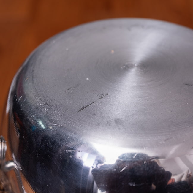 インド鍋 アルミニウム 調理用カダイ【直径：約20.5cm】 7 - 拡大写真です。このように小キズがございます。
