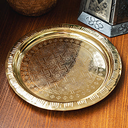 イスラム伝統のアラベスク模様が美しい　金色のブラス製ラウンドトレイ〔約25cm〕お盆　トレーの商品写真