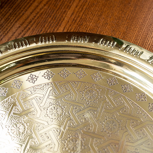 イスラム伝統のアラベスク模様が美しい　金色のブラス製ラウンドトレイ〔約29.5cm〕お盆　トレー 4 - 拡大写真です