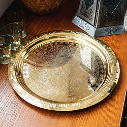イスラム伝統のアラベスク模様が美しい　金色のブラス製ラウンドトレイ〔約29.5cm〕お盆　トレーの商品写真