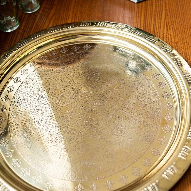 イスラム伝統のアラベスク模様が美しい　金色のブラス製ラウンドトレイ〔約32cm〕お盆　トレー 3 - 拡大写真です