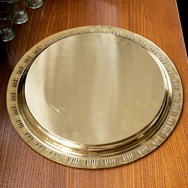 イスラム伝統のアラベスク模様が美しい　金色のブラス製ラウンドトレイ〔約32cm〕お盆　トレー 5 - 裏面です